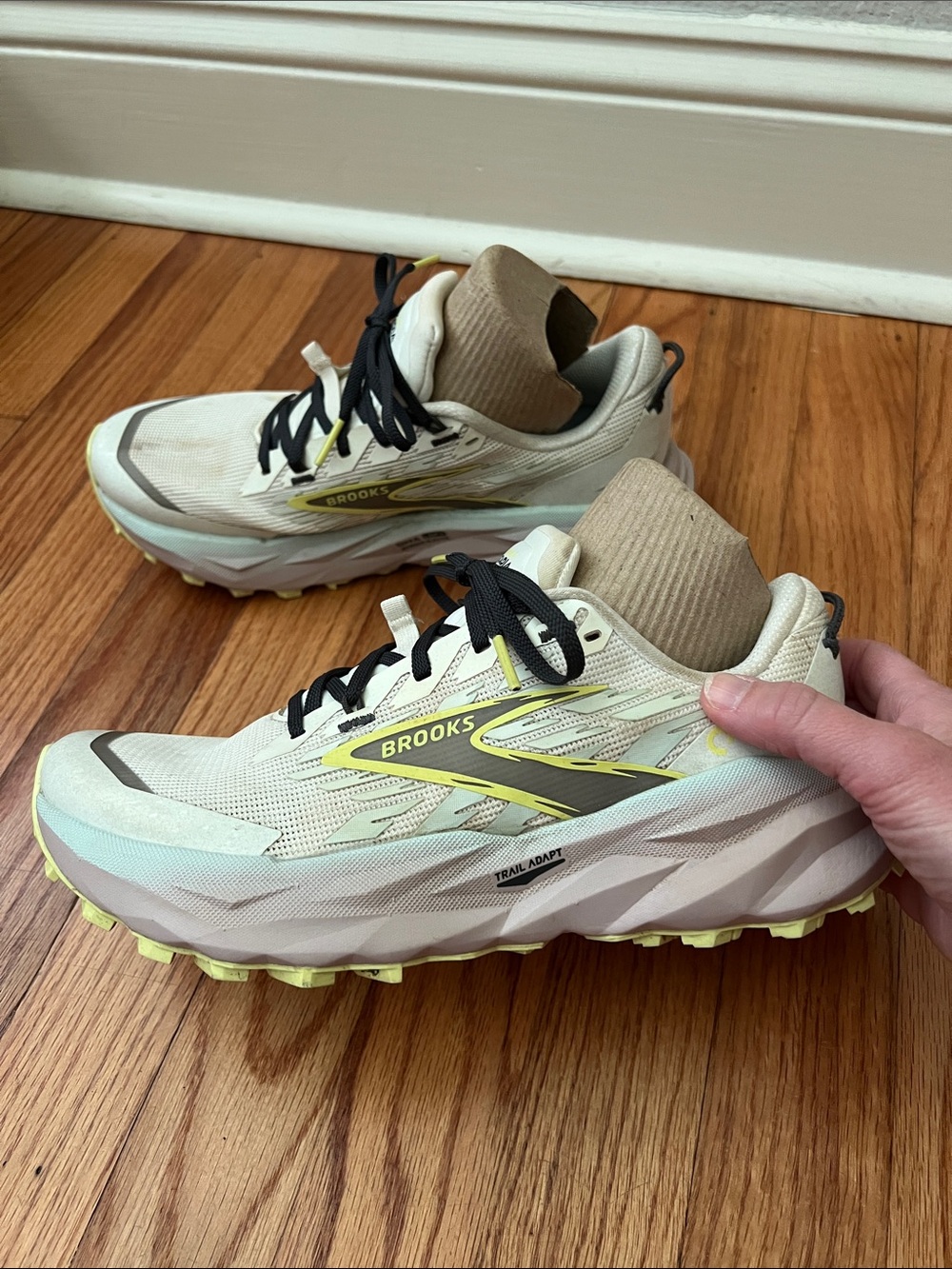 BROOKS Cascadia 19 Trail Running Shoes Coconut Misty Blue Ebony Size 7 Women's